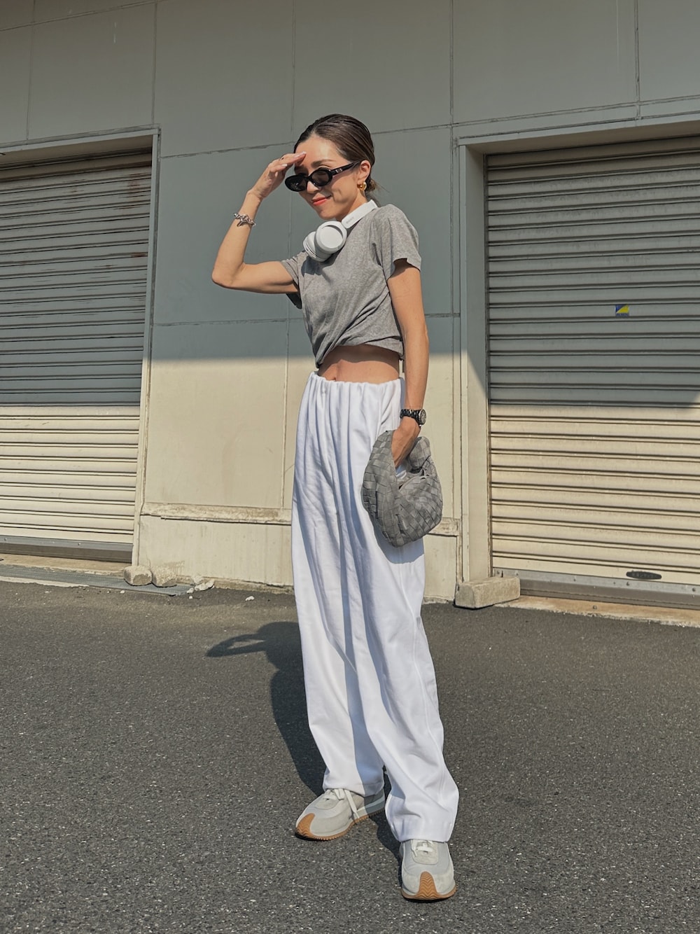「秋コーデ、スウェット、スウェットパンツ、スニーカー、スニーカーコーデ、オトナカジュアル、アウトドアスタイル、Tシャツ、シンプルスタイル、休日スタイル、40代ファッション、シンプルコーデ、ラクチンコーデ、サングラス」｜「MIESROHEのツイストディティールクロップドＴＳＨ（Tシャツ/カットソー、グレー系）」を使った、Oo.hiro.oOさん（レディース・159cm）の秋コーディネートの1枚目の写真