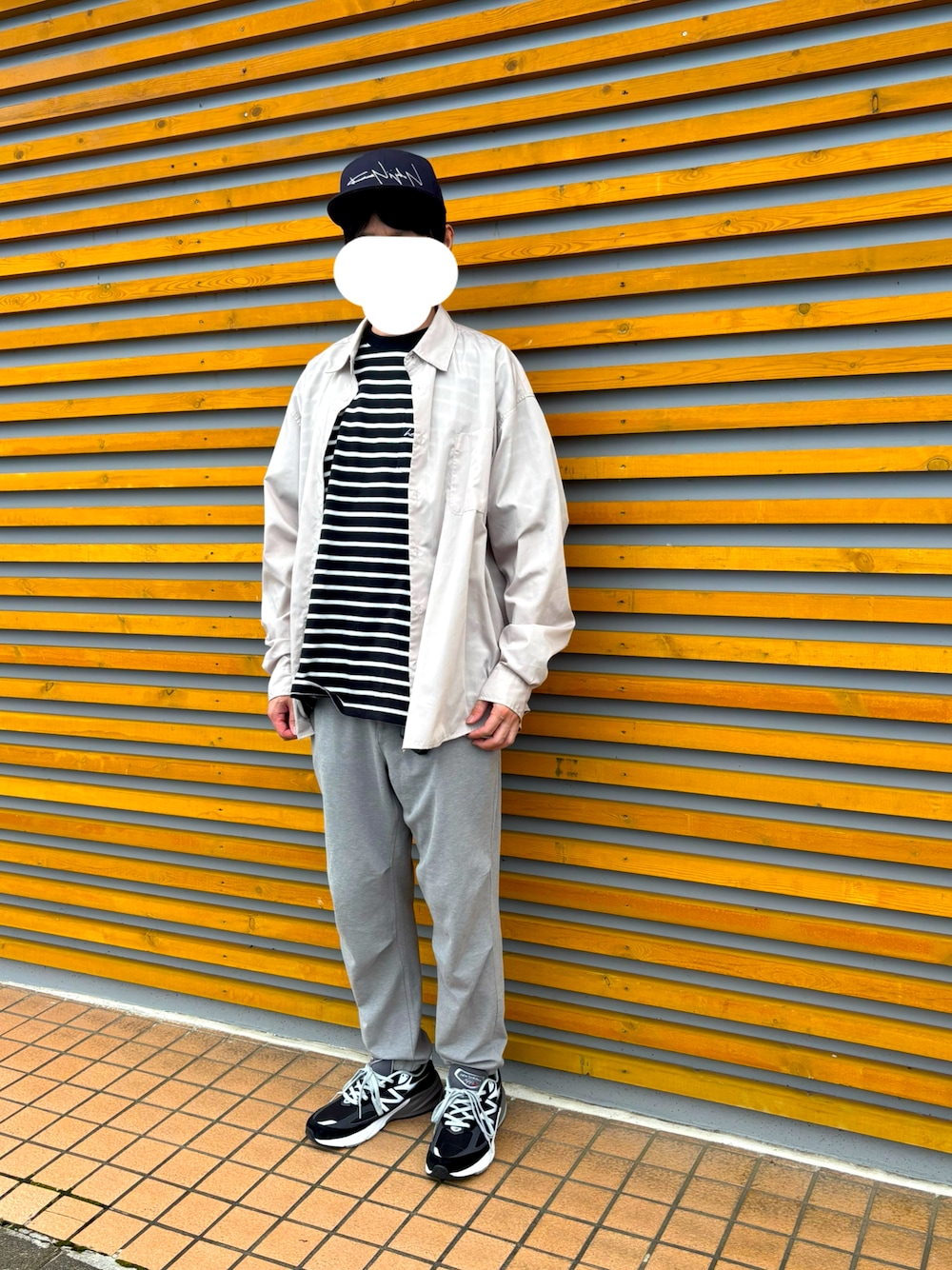 ブラック系のTシャツ/カットソー、ベージュ系のシャツ/ブラウス、グレー系のその他パンツを着用したメンズの秋コーディネートの1枚目の写真
