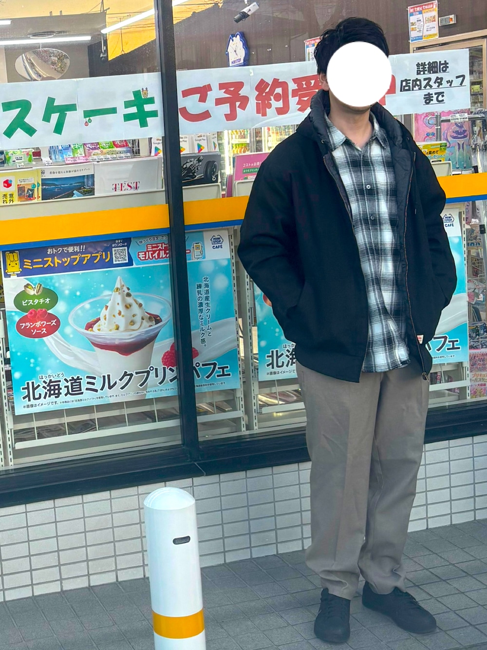 イエロー系のチノパンツ、ブラック系のスニーカー、ブラック系のブルゾンを着用したメンズの秋コーディネートの1枚目の写真