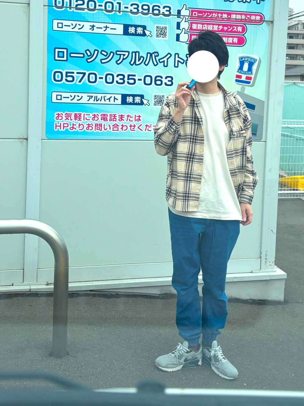 「チェック、デニムパンツ、いいね、save、フォローお願いします🤑、シンプルコーデ、カジュアルコーデ、カジュアル、スニーカー、ストリート、NIKE、ホワイト、シャツスタイル、シンプル、おしゃれさんと繋がりたい、オトナカジュアル、デニム」｜「ZIP FIVEの【ZIP FIVE】 テーパード ストレッチ 裾リブ ウエストドローコード イージー ジョガーパンツ（デニムパンツ、ブルー系）」を使った、マドンさんさん（メンズ・175cm）の春コーディネートの1枚目の写真