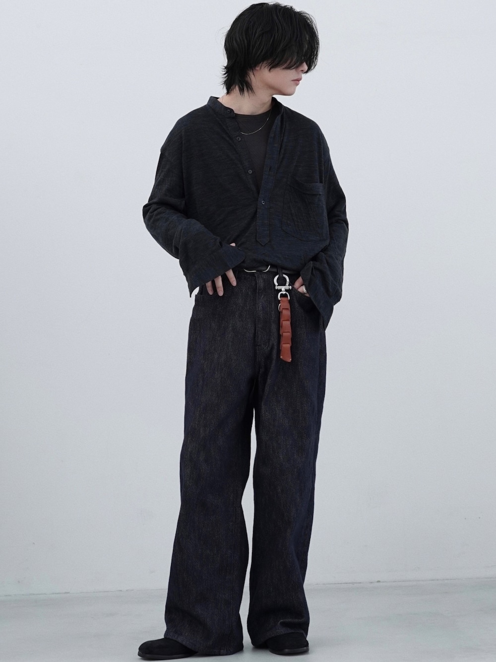 グレー系のシャツ/ブラウス、ブラック系のTシャツ/カットソー、ブルー系のデニムパンツを着用したメンズの夏コーディネートの1枚目の写真
