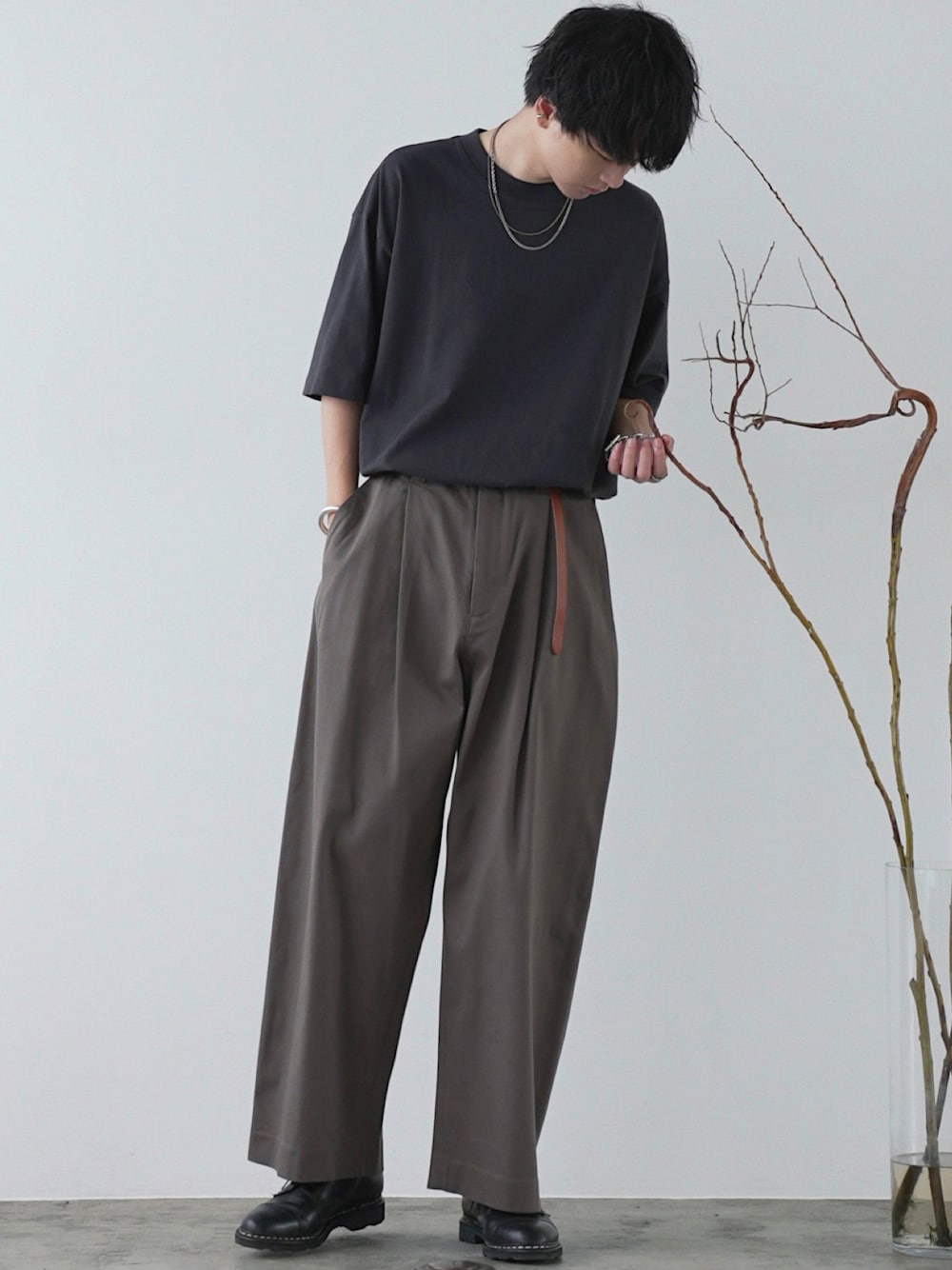 ブラウン系のTシャツ/カットソー、グレー系のその他パンツ、ブラック系のドレスシューズを着用したメンズの夏コーディネートの1枚目の写真