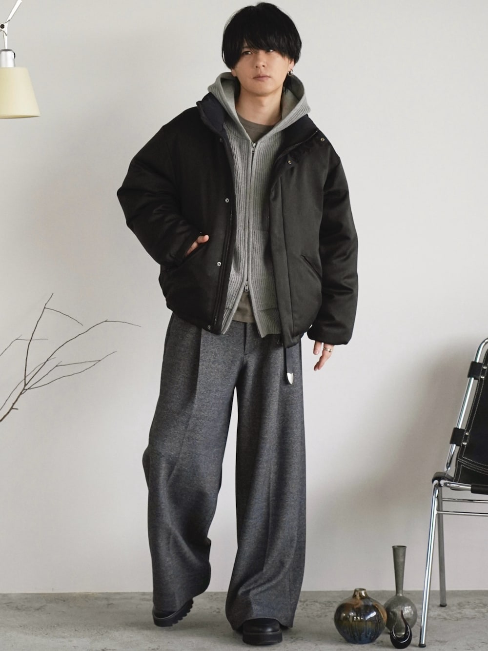 ブラック系のドレスシューズ、グレー系のニット/セーター、ブラウン系のTシャツ/カットソーを着用したメンズの秋コーディネートの1枚目の写真