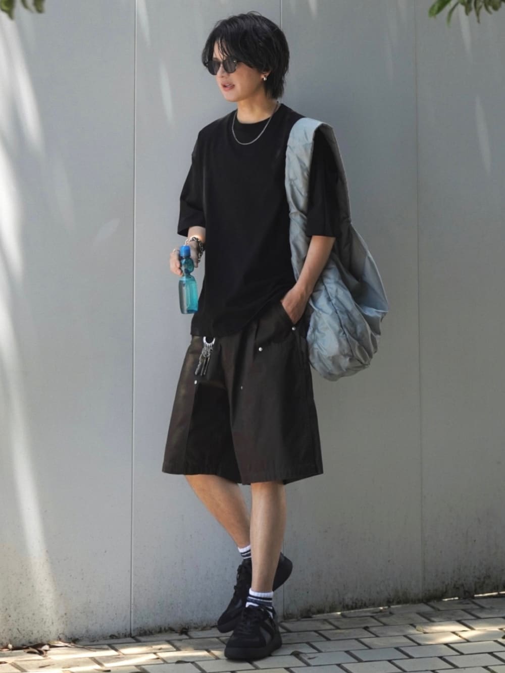 「プチプラ、きれいめカジュアル、夏コーデ、さらっと晴れやかスナップ、メンズコーデ、ショーツ、ショーツスタイル、Tシャツ、スニーカー、スニーカーコーデ、Coming soon...、ビッグシルエット、オーバーサイズ、シルバーアクセサリー、デートコーデ」｜「WYM LIDNMの【WYM LIDNM】HEAVY WEIGHT BASIC BIG-TEE/カットソー（Tシャツ/カットソー、ブラック系）」を使った、げんじさん（メンズ・175cm）の夏コーディネートの1枚目の写真