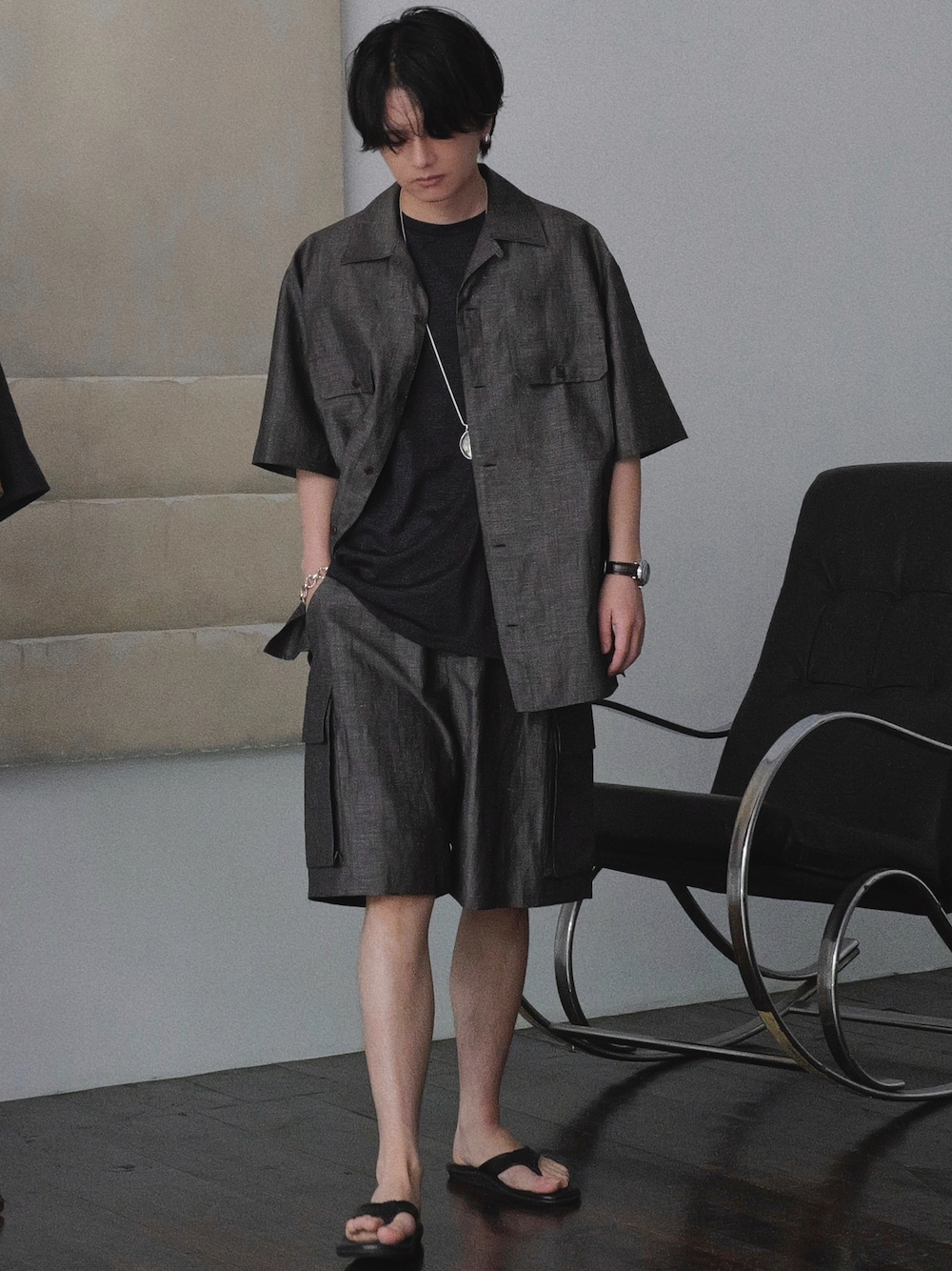 ブラウン系のシャツ/ブラウス、ブラック系のTシャツ/カットソー、ブラウン系のカーゴパンツを着用したメンズの夏コーディネートの1枚目の写真