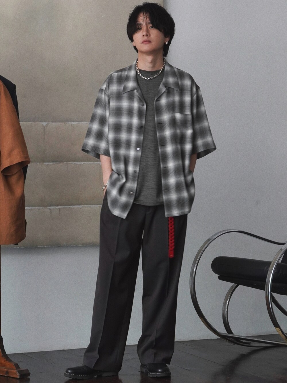 グレー系のシャツ/ブラウス、イエロー系のTシャツ/カットソー、ブラウン系のスラックスを着用したメンズの夏コーディネートの1枚目の写真