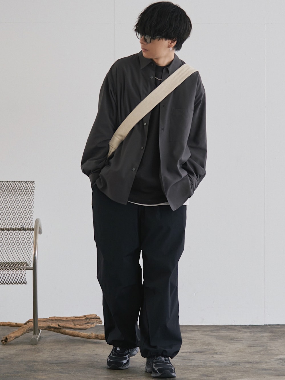 グレー系のシャツ/ブラウス、グレー系のTシャツ/カットソー、グレー系のタンクトップを着用したメンズの夏コーディネートの1枚目の写真