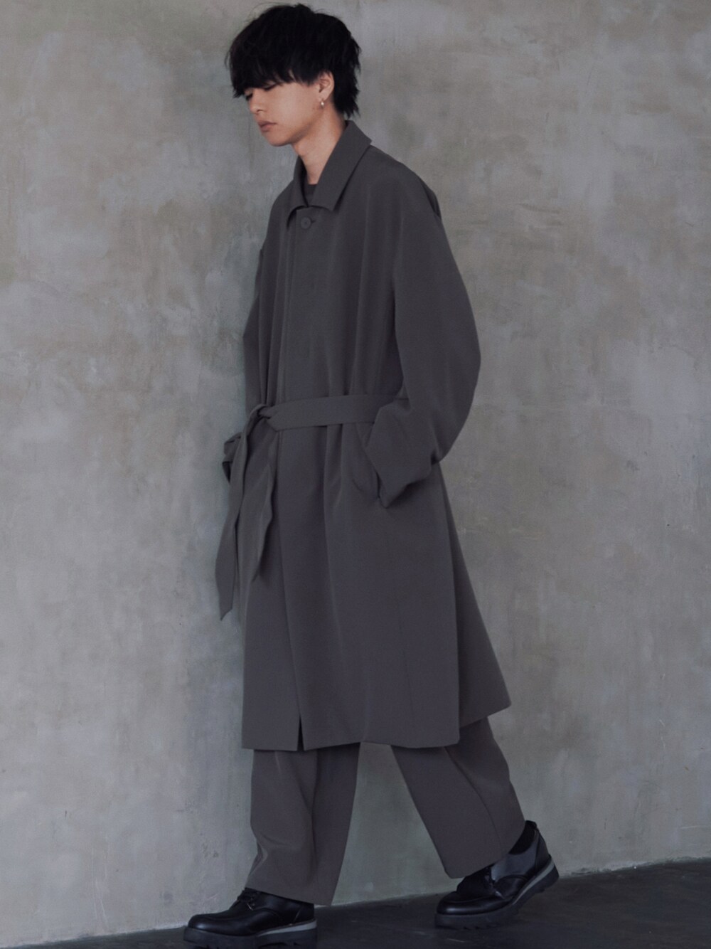 WYM × ATTACHMENT  ステンカラーコート チャコール WYM × ATTACHMENTのステンカラーコートを使った人気ファッション