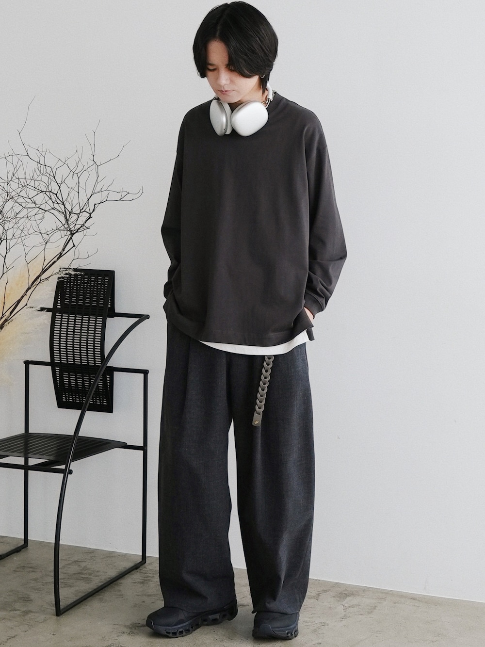 グレー系のTシャツ/カットソー、ホワイト系のタンクトップ、グレー系のスラックスを着用したメンズの夏コーディネートの1枚目の写真