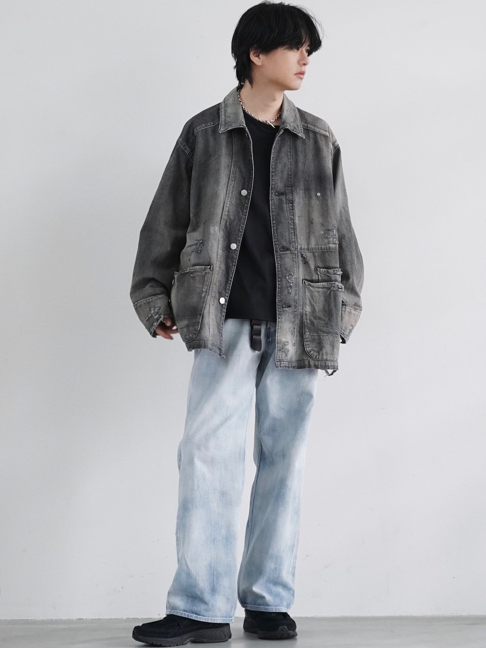 グレー系のジャケット/アウター、ブルー系のデニムパンツ、ブラック系のTシャツ/カットソーを着用したメンズの春コーディネートの1枚目の写真