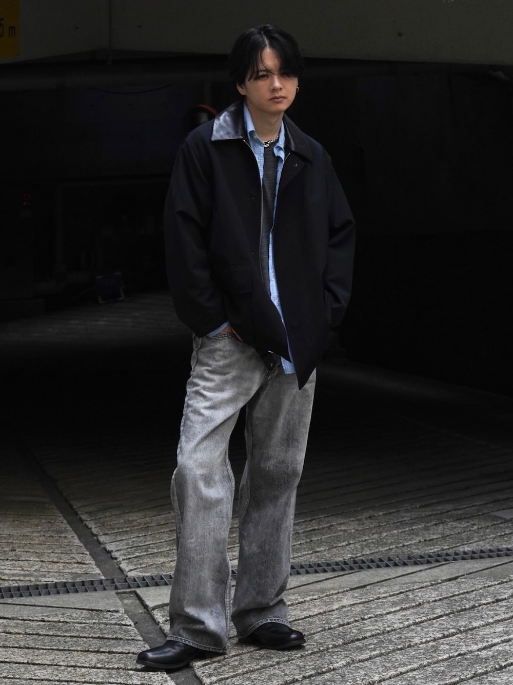 ブラック系のジャケット/アウター、グレー系のTシャツ/カットソー、グレー系のデニムパンツを着用したメンズの春コーディネートの1枚目の写真