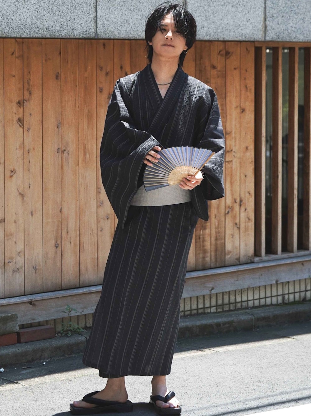 「夏祭り、夏祭りコーデ、浴衣、浴衣男子、浴衣コーデ、プチプラ、プチプラコーデ、オーバーサイズ、ビッグシルエット、下駄、扇子、シルバー、シルバーアクセサリー、リング、ネックレス」｜「WYM LIDNMの"DAIMYO-JIMA" / "YATARA-JIMA" / "TAKI-JIMA" YUKATA SET（浴衣、グレー系）」を使った、げんじさん（メンズ・175cm）の夏コーディネートの1枚目の写真
