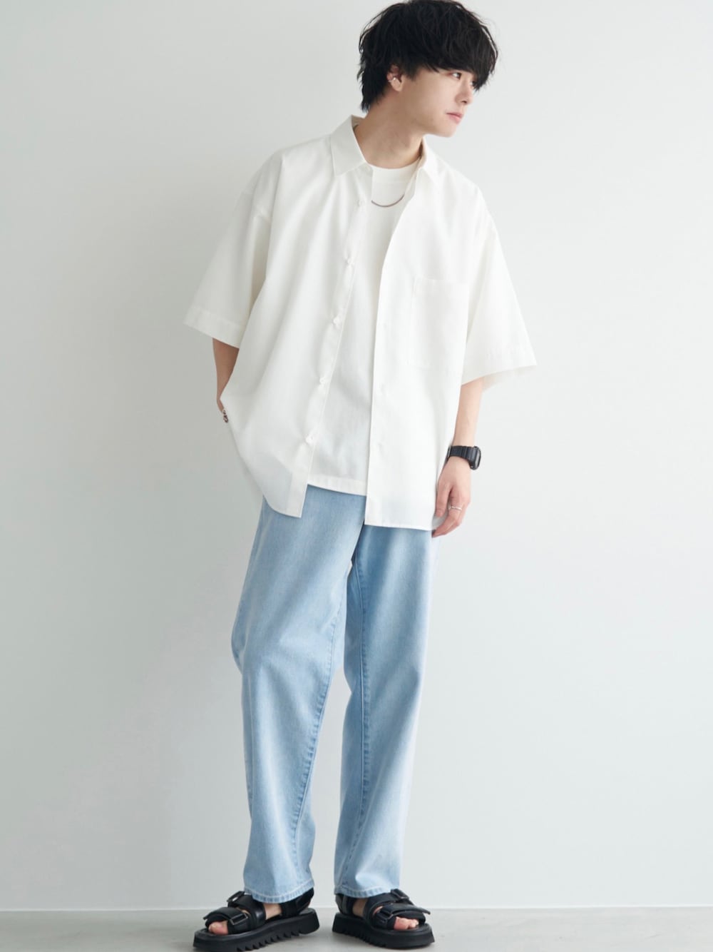 ホワイト系のシャツ/ブラウス、ホワイト系のTシャツ/カットソー、ブルー系のデニムパンツを着用したメンズの夏コーディネートの1枚目の写真
