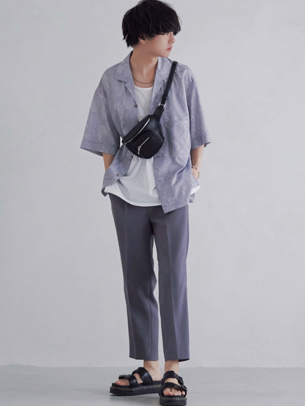 ブラウン系のシャツ/ブラウス、ホワイト系のタンクトップ、パープル系のスラックスを着用したメンズの夏コーディネートの1枚目の写真