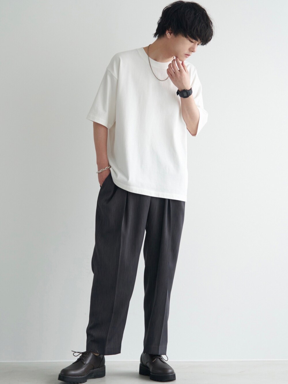 ホワイト系のTシャツ/カットソー、グレー系のスラックス、ブラウン系のドレスシューズを着用したメンズの夏コーディネートの1枚目の写真