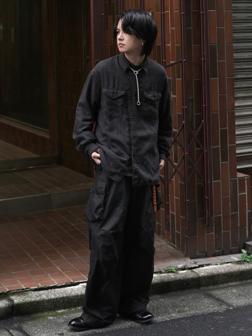 ブラウン系のシャツ/ブラウス、イエロー系のTシャツ/カットソー、シルバー系のピアス(両耳用)を着用したメンズの秋コーディネートの1枚目の写真