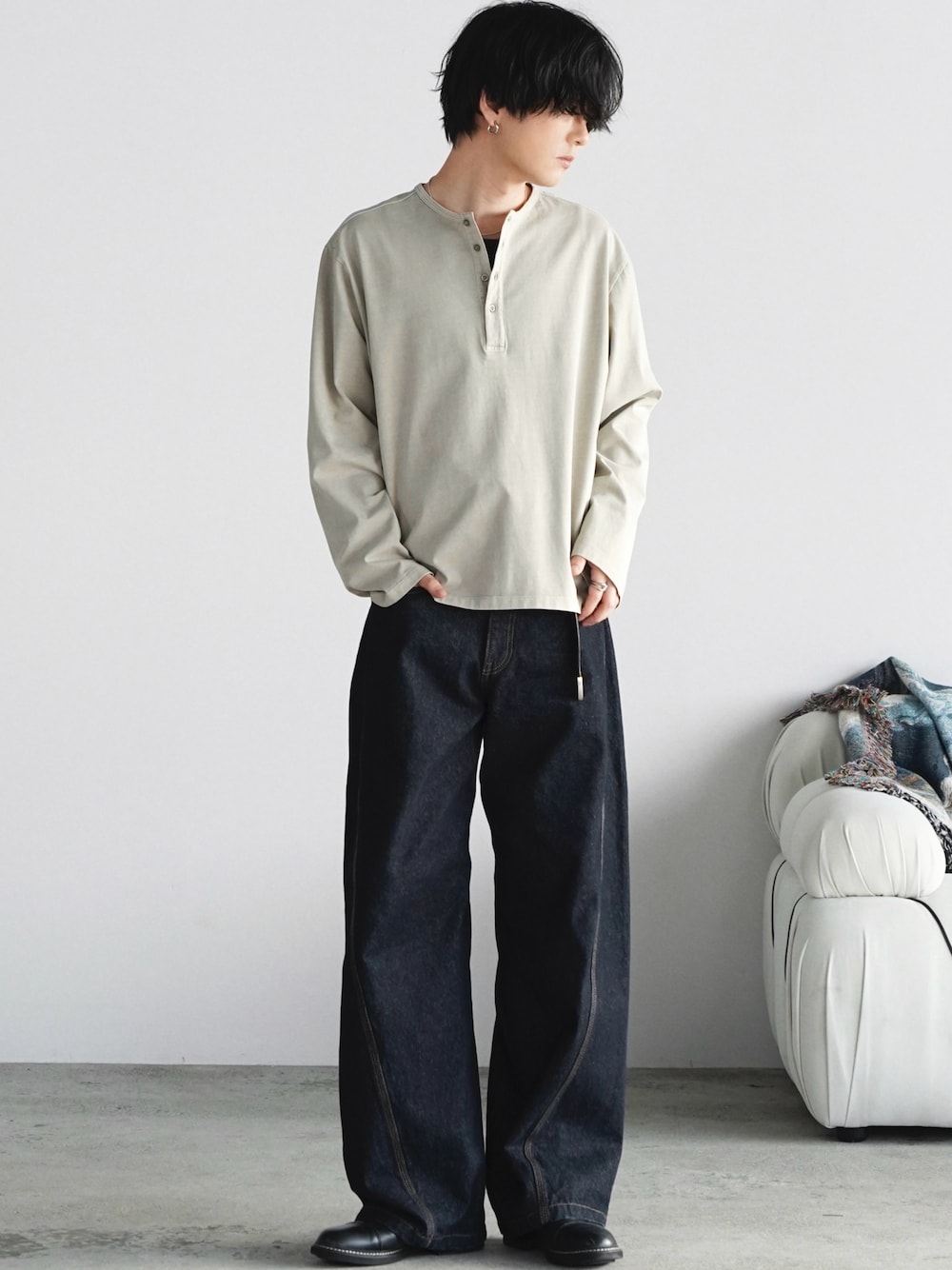 グレー系のTシャツ/カットソー、ブルー系のデニムパンツ、ブラック系のドレスシューズを着用したメンズの春コーディネートの1枚目の写真