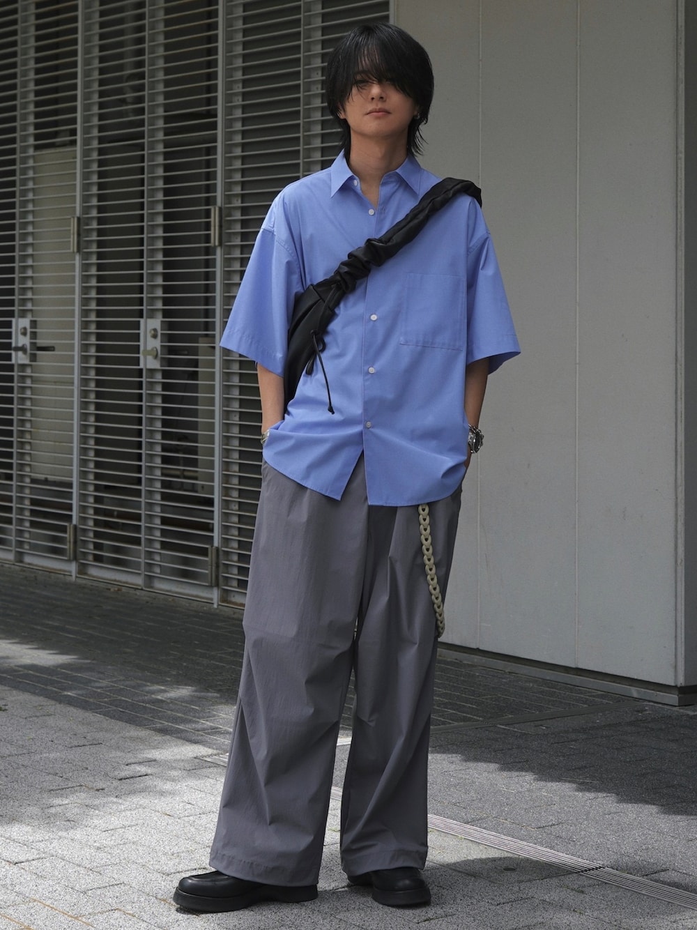 ブルー系のシャツ/ブラウス、ブラック系のショルダーバッグ、グレー系のその他パンツを着用したメンズの夏コーディネートの1枚目の写真
