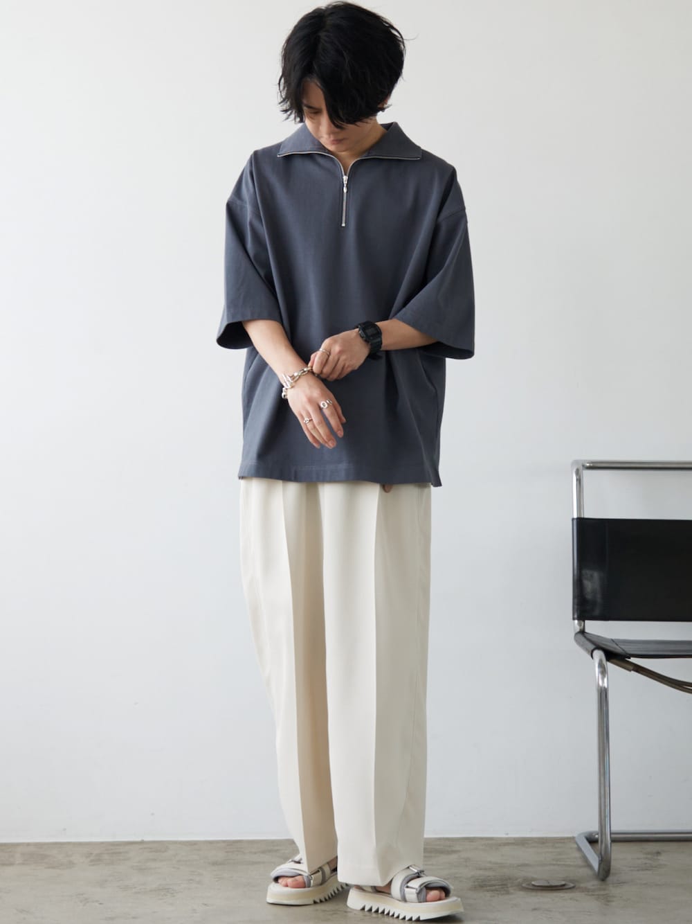 ブルー系のTシャツ/カットソー、ホワイト系のスラックス、ホワイト系のサンダルを着用したメンズの夏コーディネートの1枚目の写真