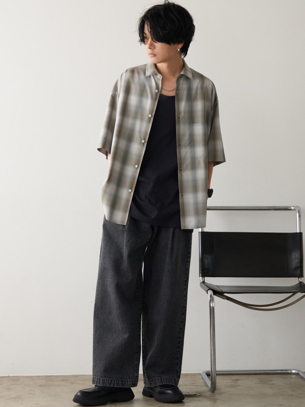 グレー系のシャツ/ブラウス、ブラック系のタンクトップ、ブラック系のデニムパンツを着用したメンズの夏コーディネートの1枚目の写真