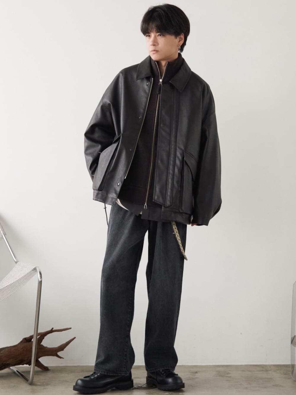 ブラック系のブルゾン、ブラウン系のカーディガン/ボレロ、グレー系のTシャツ/カットソーを着用したメンズの冬コーディネートの1枚目の写真