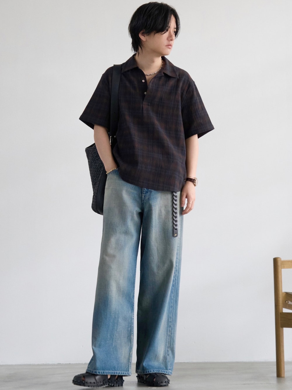 「夏コーデ、夏服、デニム、デニムパンツ、サンダル、ジュエリー、大人カジュアル、ショルダーバッグ、レザーベルト、オトナカジュアル、チェック、ゆるコーデ、タンクトップ、お出かけコーデ、休日スタイル」｜「LIDNMのCREPE COTTON PLAID SHIRT（シャツ/ブラウス、ブラウン系）」を使った、げんじさん（メンズ・175cm）の夏コーディネートの1枚目の写真