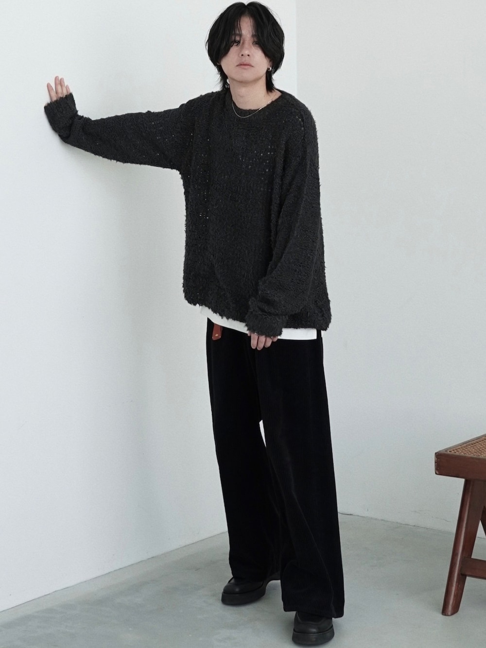 「レイヤードスタイル、秋っぽコーデ更新中、ニット、コーデュロイ、タンクトップ、秋コーデ、秋服、革靴、ジュエリー、ブラック、デートコーデ、お出かけコーデ、休日スタイル、ゴールドネックレス、オトナカジュアル」｜「LIDNMのSILK FEATHER KNIT（ニット/セーター、グレー系）」を使った、げんじさん（メンズ・175cm）の秋コーディネートの1枚目の写真