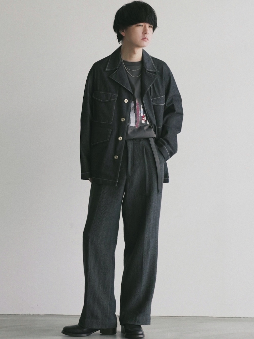 グレー系のデニムジャケット、グレー系のTシャツ/カットソー、グレー系のスラックスを着用したメンズの夏コーディネートの1枚目の写真
