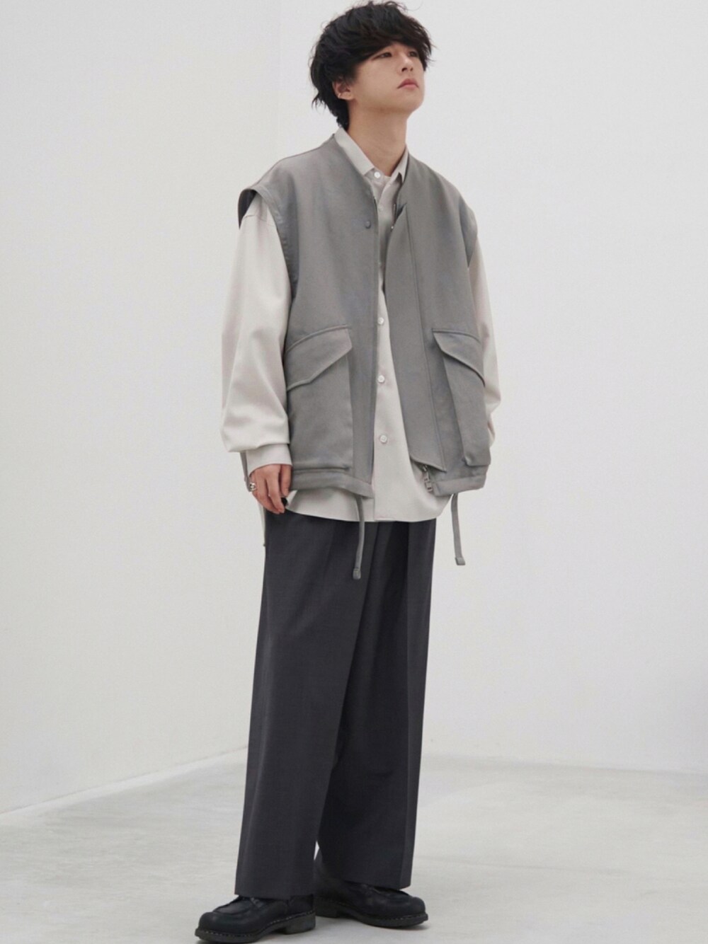グリーン系のブルゾン、ホワイト系のシャツ/ブラウス、グレー系のスラックスを着用したメンズの秋コーディネートの1枚目の写真