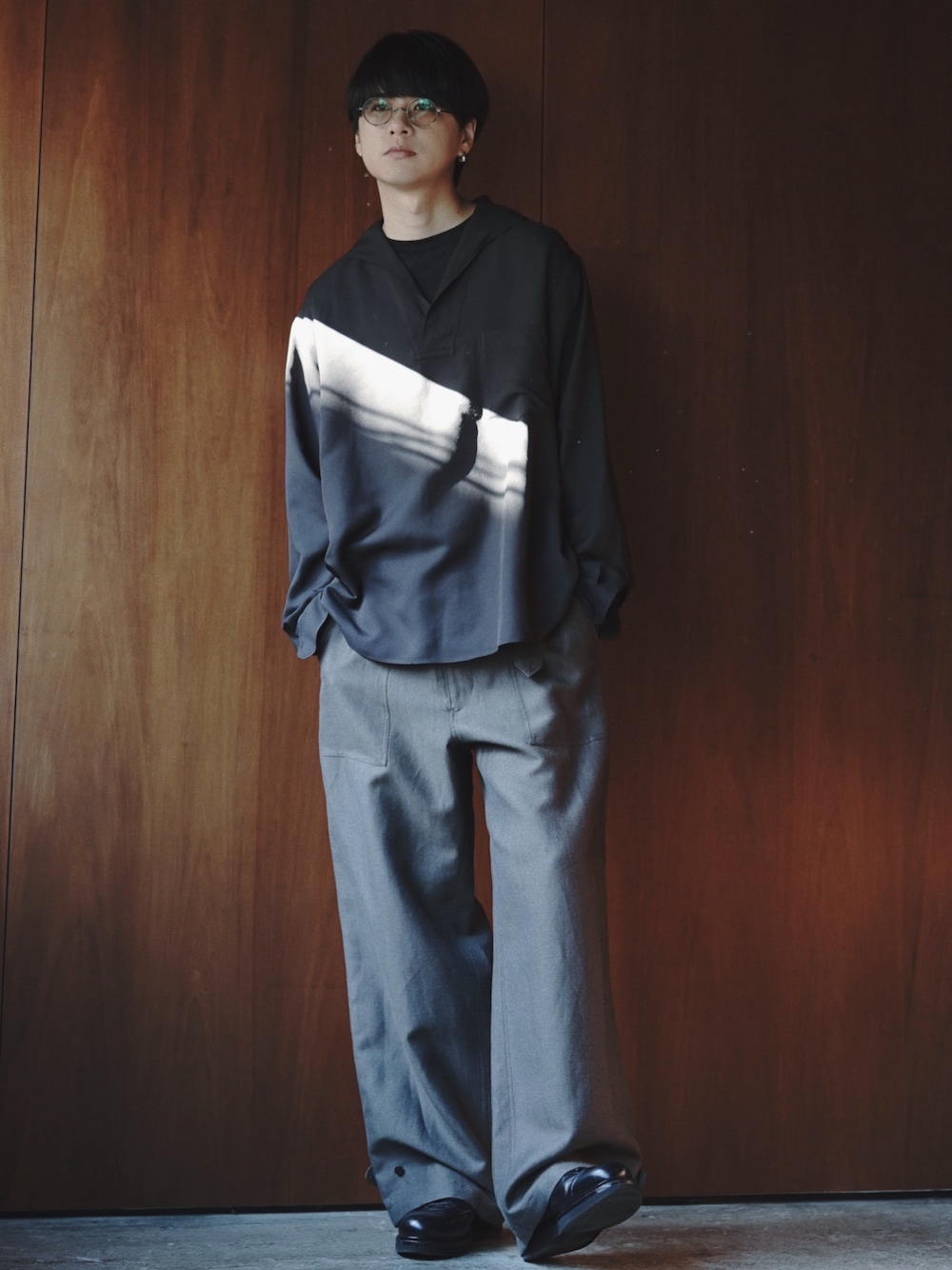 ブラック系のシャツ/ブラウス、ブラック系のTシャツ/カットソー、グリーン系のカーゴパンツを着用したメンズの冬コーディネートの1枚目の写真
