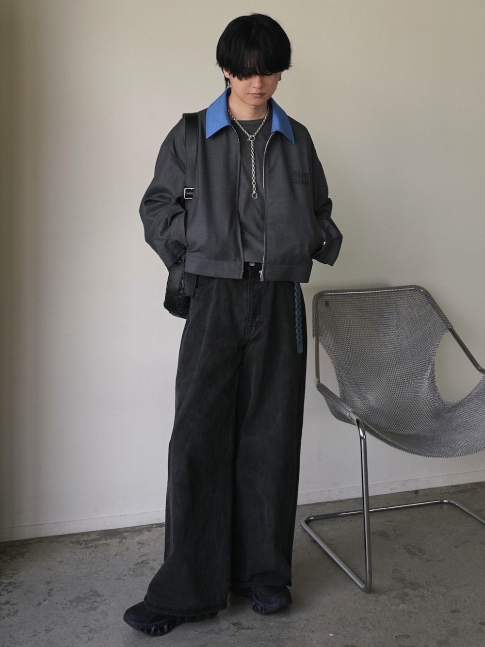 ブラック系のジャケット/アウター、グレー系のTシャツ/カットソー、ブラック系のデニムパンツを着用したメンズの冬コーディネートの1枚目の写真