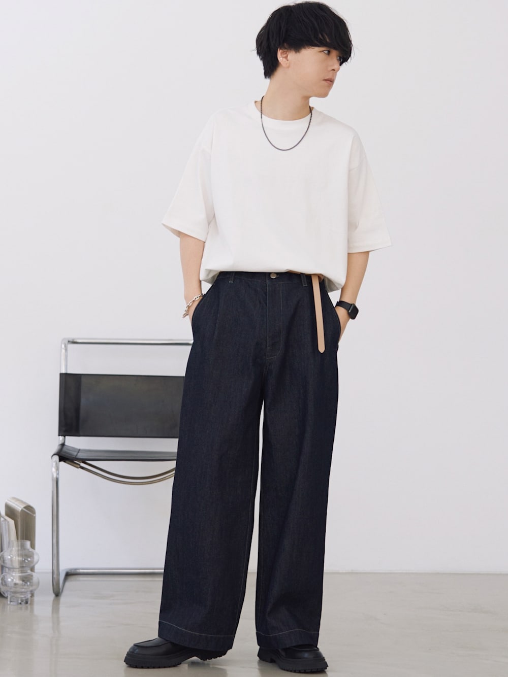 ホワイト系のTシャツ/カットソー、ブルー系のデニムパンツ、ブラック系のローファーを着用したメンズの春コーディネートの1枚目の写真