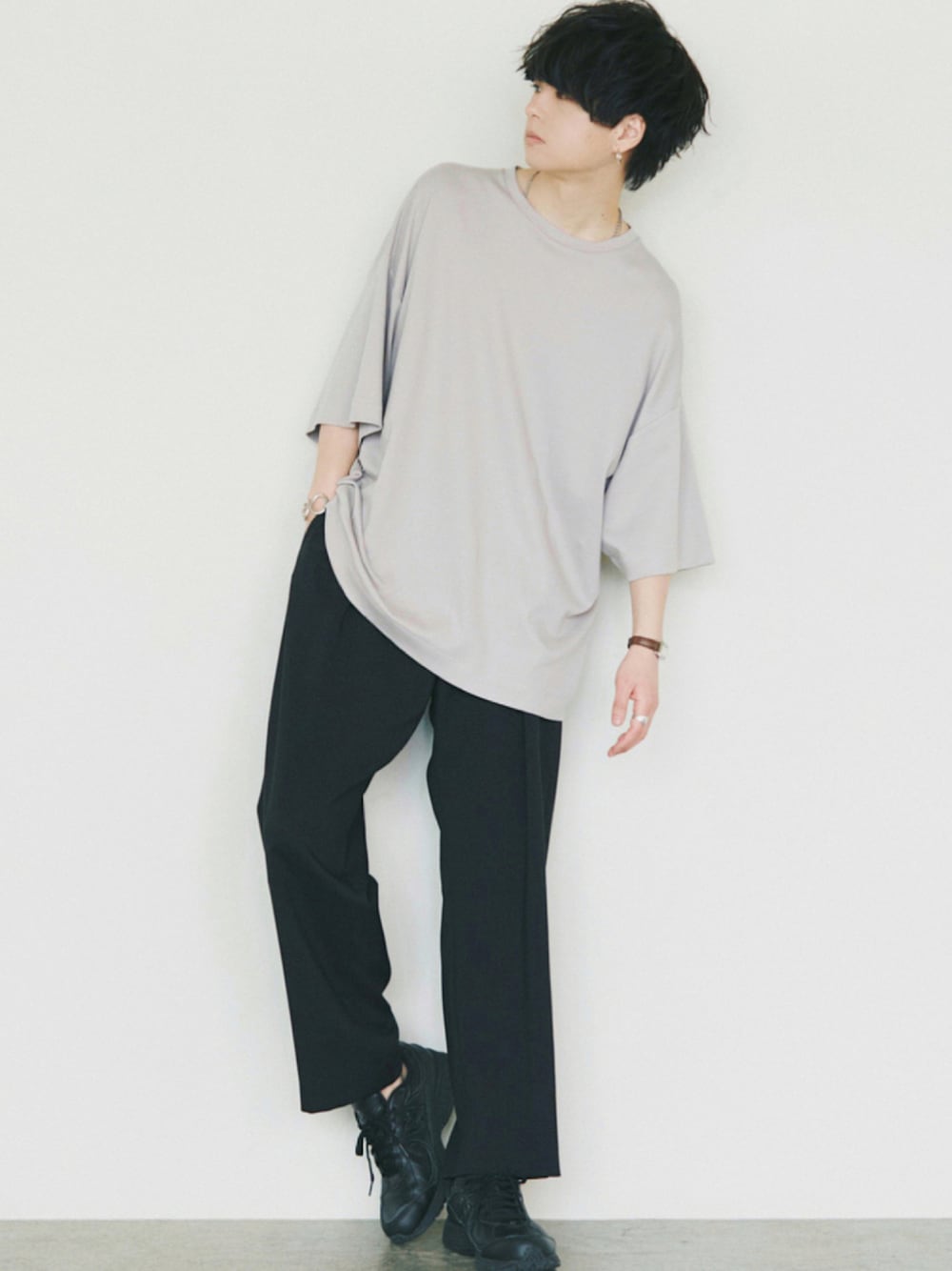 ベージュ系のTシャツ/カットソー、ブラック系のシャツ/ブラウス、ブラック系のスニーカーを着用したメンズの夏コーディネートの1枚目の写真