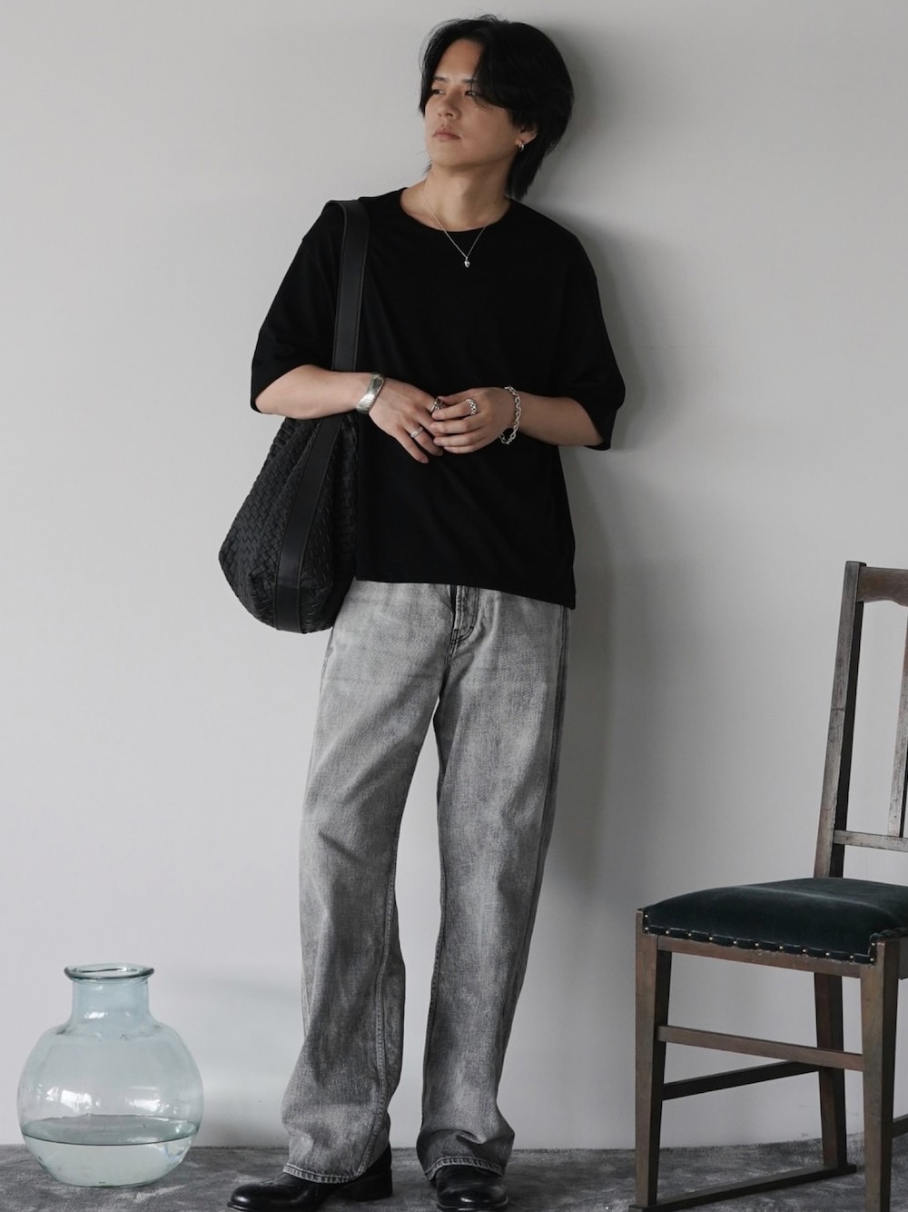 ブラック系のTシャツ/カットソー、グレー系のデニムパンツ、ブラック系のブーツを着用したメンズの夏コーディネートの1枚目の写真