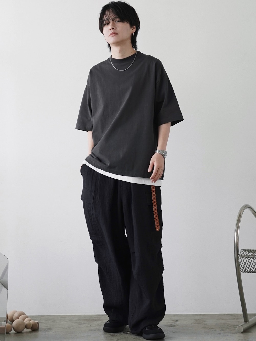 グレー系のTシャツ/カットソー、ホワイト系のタンクトップ、ブラック系のカーゴパンツを着用したメンズの春コーディネートの1枚目の写真
