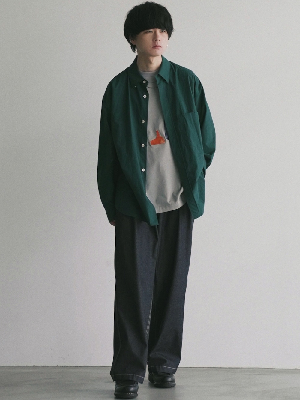 グリーン系のシャツ/ブラウス、グリーン系のTシャツ/カットソー、グレー系のデニムパンツを着用したメンズの夏コーディネートの1枚目の写真