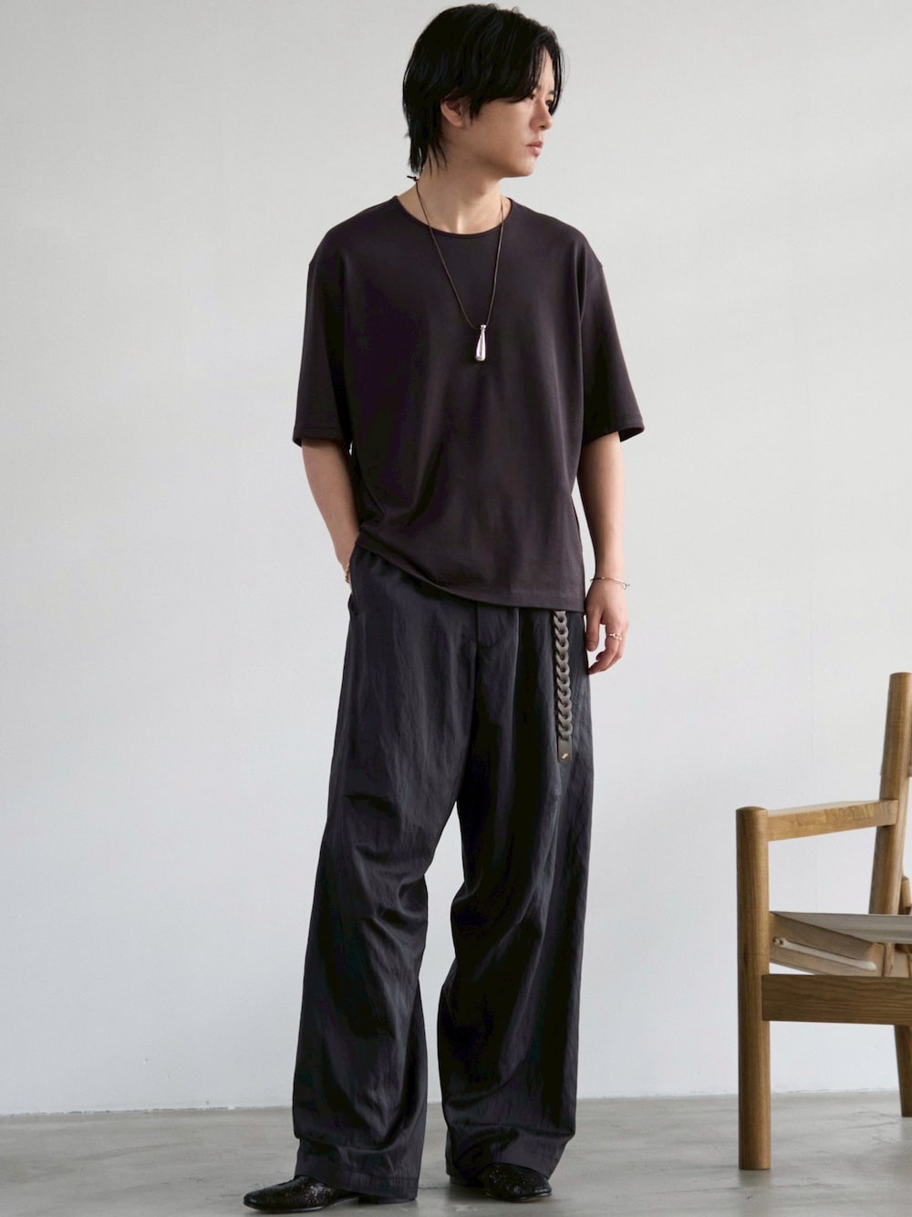 ブラック系のその他パンツ、ブラウン系のTシャツ/カットソー、ゴールド系のピアス(片耳用)を着用したメンズの夏コーディネートの1枚目の写真