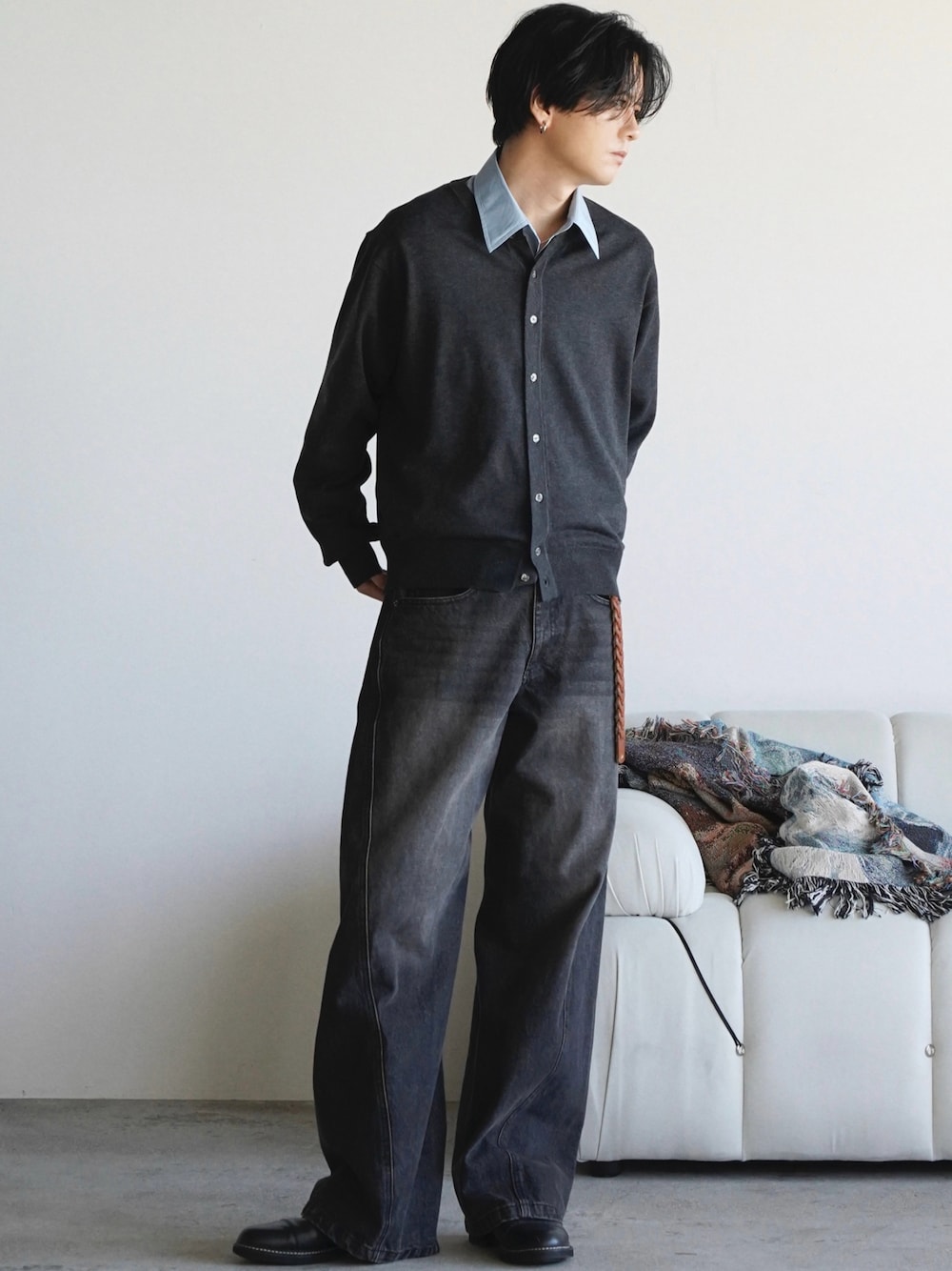 グレー系のカーディガン/ボレロ、ブルー系のシャツ/ブラウス、ブラック系のデニムパンツを着用したメンズの春コーディネートの1枚目の写真