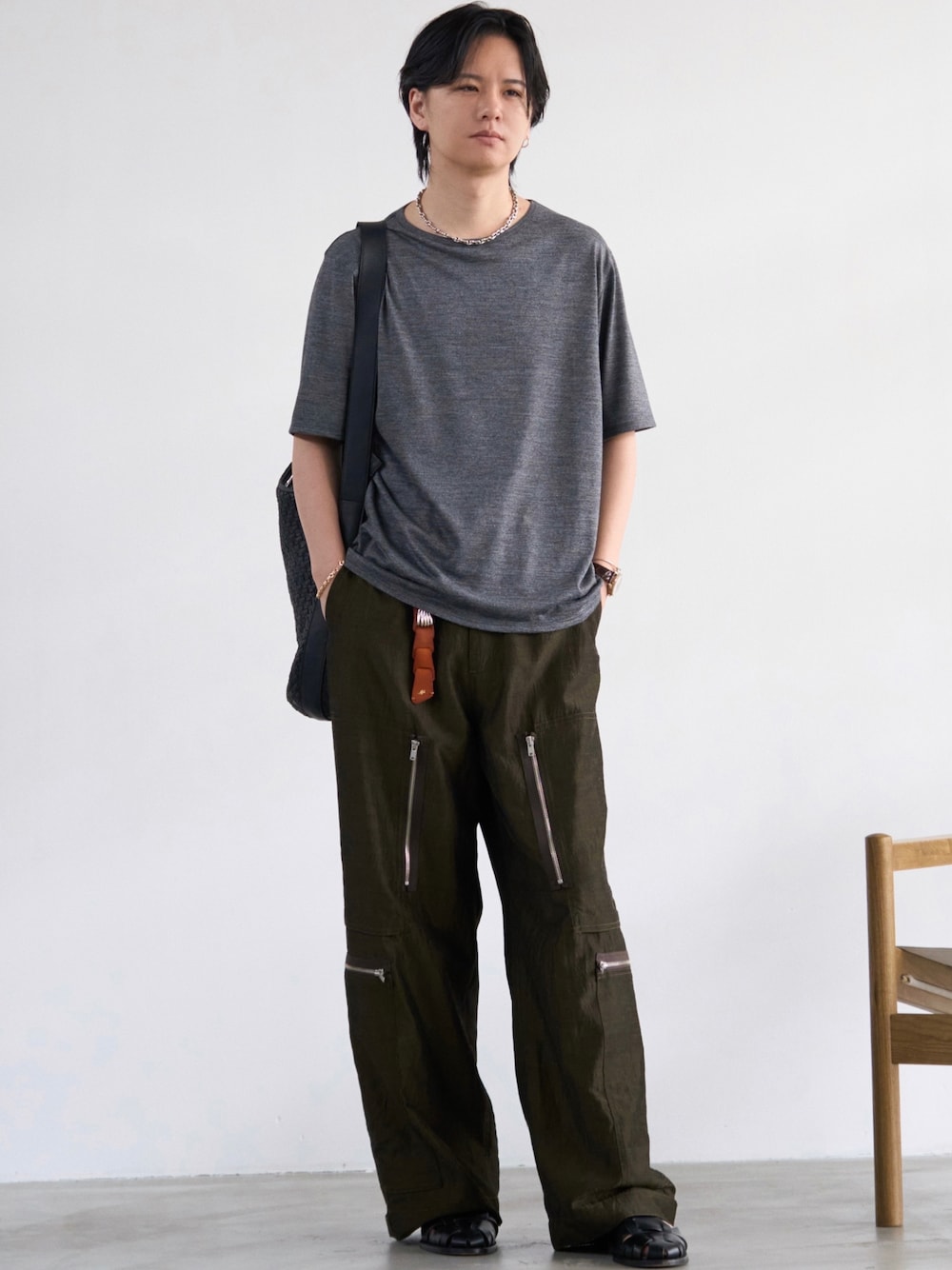 「夏コーデ、シンプルコーデ、カーゴパンツ、休日スタイル、Tシャツ、サンダル、お出かけコーデ、ショルダーバッグ、デートコーデ、タックイン、ジュエリー、ネックレス、リング、ゴールドピアス、グレー」｜「LIDNMのMERINO WOOL BOX TEE（Tシャツ/カットソー、グレー系）」を使った、げんじさん（メンズ・175cm）の春コーディネートの1枚目の写真