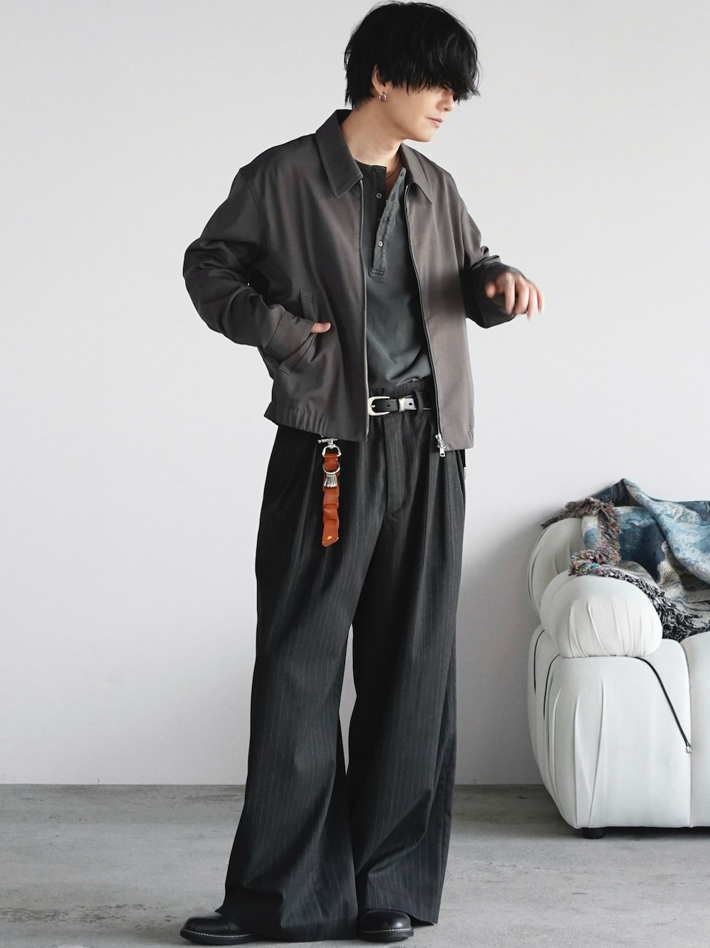 グレー系のブルゾン、グレー系のTシャツ/カットソー、グレー系のスラックスを着用したメンズの春コーディネートの1枚目の写真