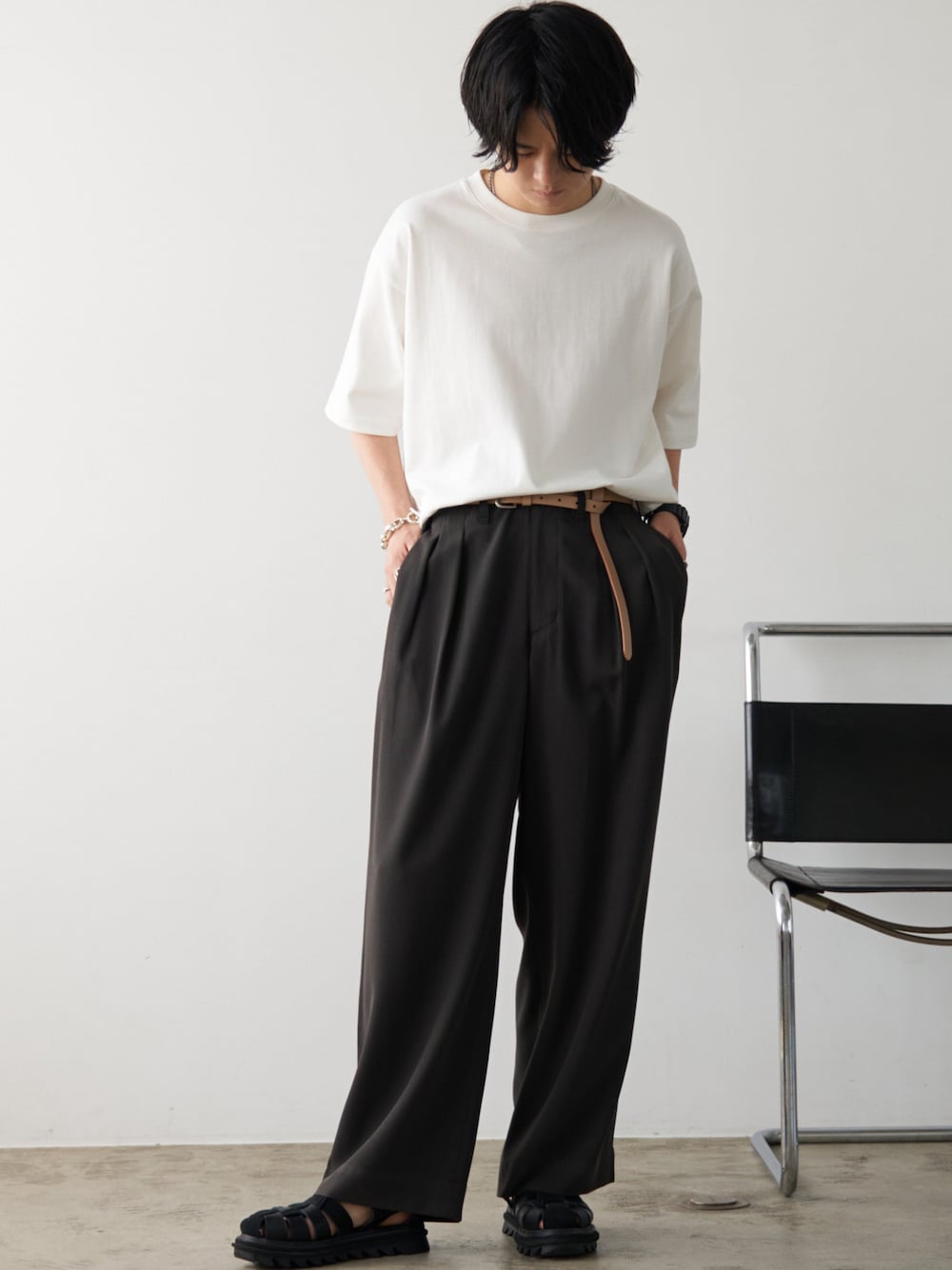「初夏コーデ、モノトーン、休日スタイル、プチプラ、韓国ファッション、グルカサンダル、シンプルコーデ、ストリート、ビッグシルエット、厚底シューズ、お出かけコーデ、モード、きれいめカジュアル、スラックス、夏コーデ」｜「WYM LIDNMの【WYM LIDNM】HEAVY WEIGHT BASIC BIG-TEE/カットソー（Tシャツ/カットソー、ホワイト系）」を使った、げんじさん（メンズ・175cm）の夏コーディネートの1枚目の写真