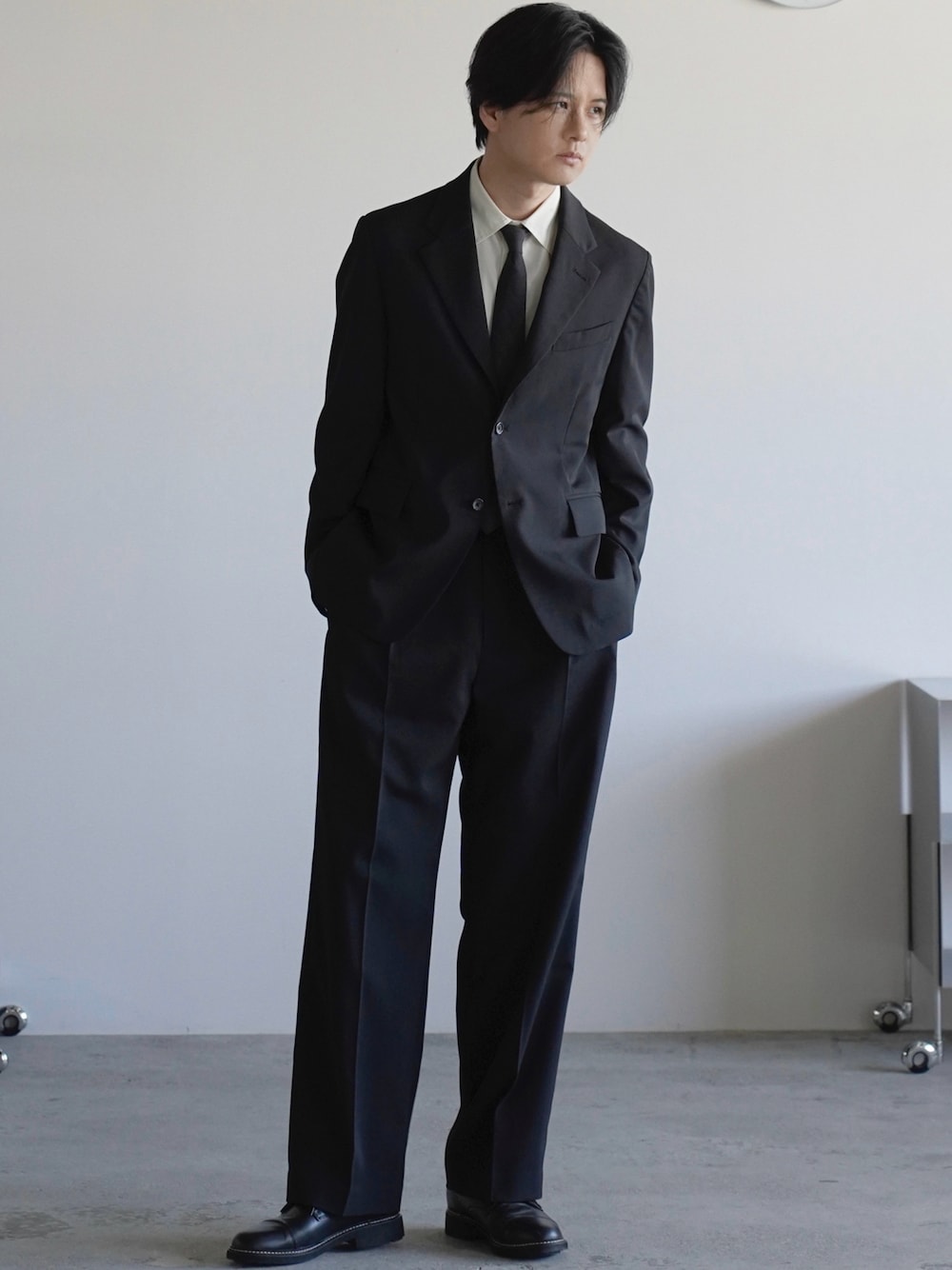 ホワイト系のシャツ/ブラウス、ブラック系のスーツセット、グレー系のネクタイを着用したメンズの冬コーディネートの1枚目の写真