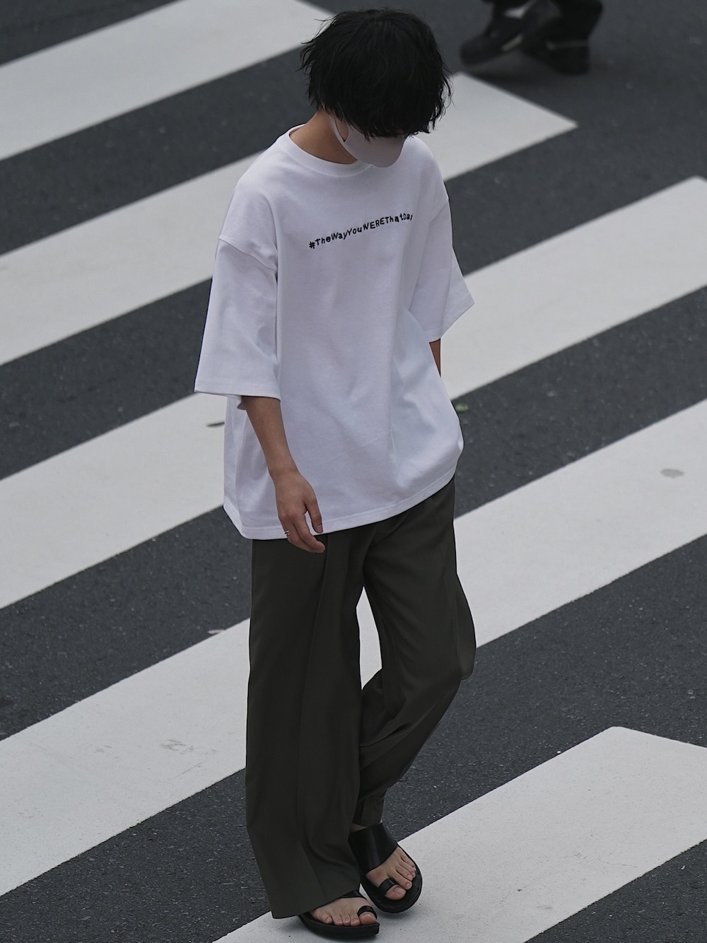 「LIDNM、春夏コーデ、夏のコーデ、夏コーデ、シンプルコーデ、白Tシャツ、ビッグシルエット、きれいめカジュアル、休日スタイル、ワイドパンツ」｜「LIDNMのEMBROIDERY COLLABORATION T-SHIRT（Tシャツ/カットソー、ホワイト系）」を使った、げんじさん（メンズ・175cm）の春コーディネートの1枚目の写真