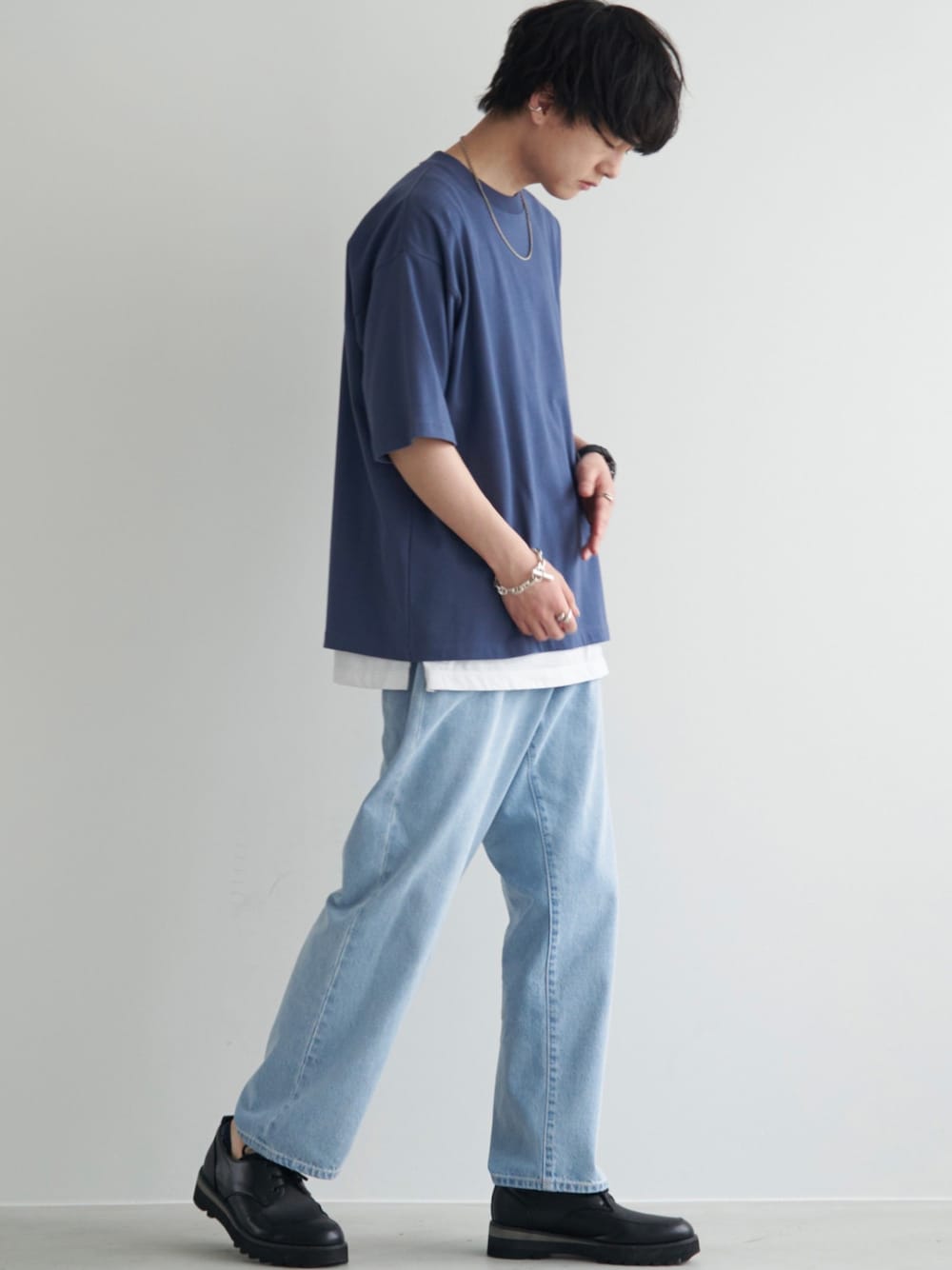 ブルー系のTシャツ/カットソー、ホワイト系のタンクトップ、ブルー系のデニムパンツを着用したメンズの夏コーディネートの1枚目の写真