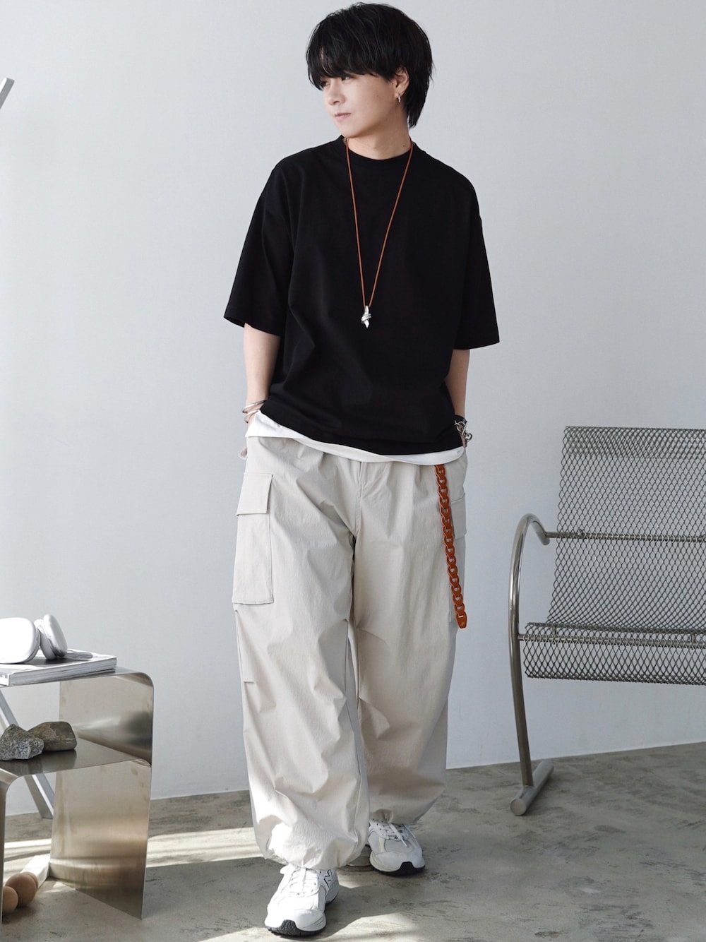 ブラック系のTシャツ/カットソー、ホワイト系のタンクトップ、グレー系のカーゴパンツを着用したメンズの夏コーディネートの1枚目の写真