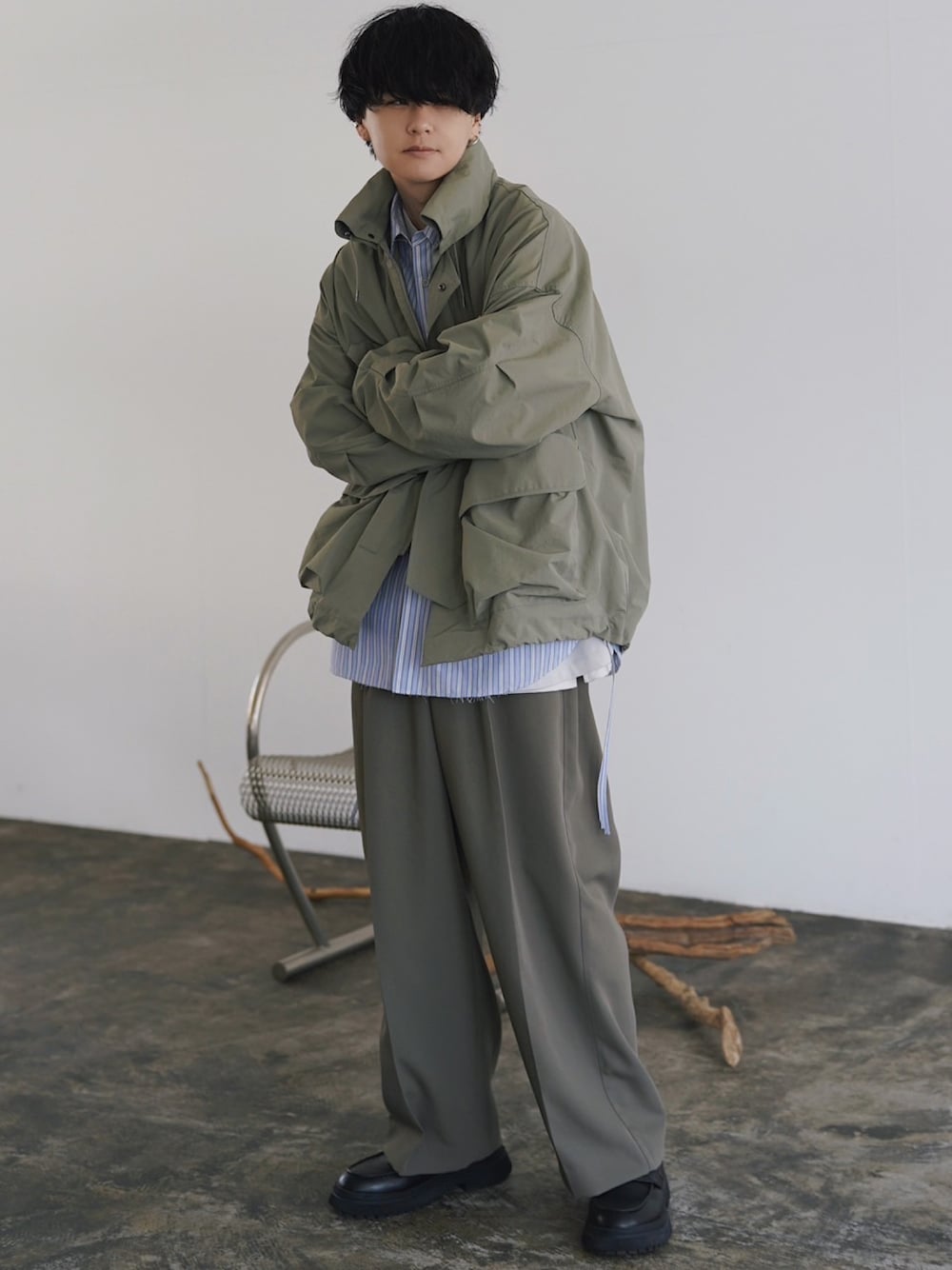 グリーン系のブルゾン、ブルー系のシャツ/ブラウス、グレー系のTシャツ/カットソーを着用したメンズの夏コーディネートの1枚目の写真