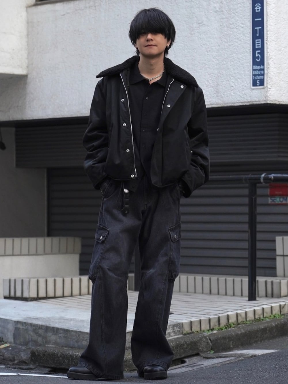 「プチプラ、プチプラコーデ、デートコーデ、女子ウケ、お出かけコーデ、休日スタイル、デニムカーゴパンツ、ボア、トレンド、革靴、厚底シューズ、シルバーアクセサリー、真冬のあったかスタイル、モノトーン、メンズコーデ」｜「Our Legacyのアイテム（ジャケット/アウター、ブラック系）」を使った、げんじさん（メンズ・175cm）の冬コーディネートの1枚目の写真