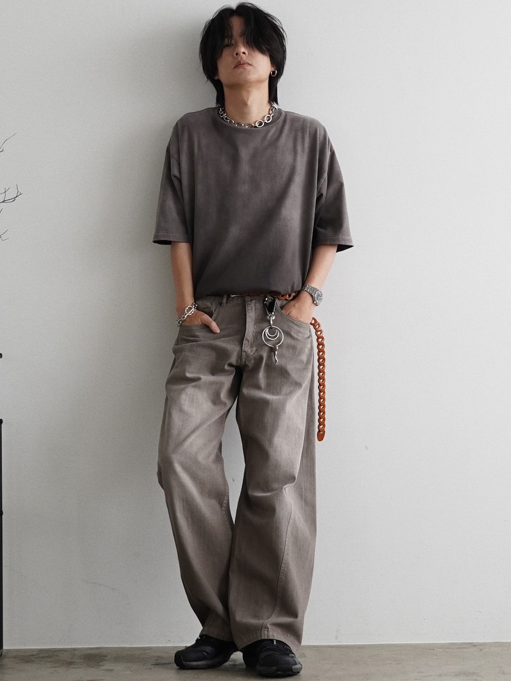 ブラウン系のTシャツ/カットソー、ブラウン系のデニムパンツ、シルバー系のピアス（片耳用）を着用したメンズの夏コーディネートの1枚目の写真