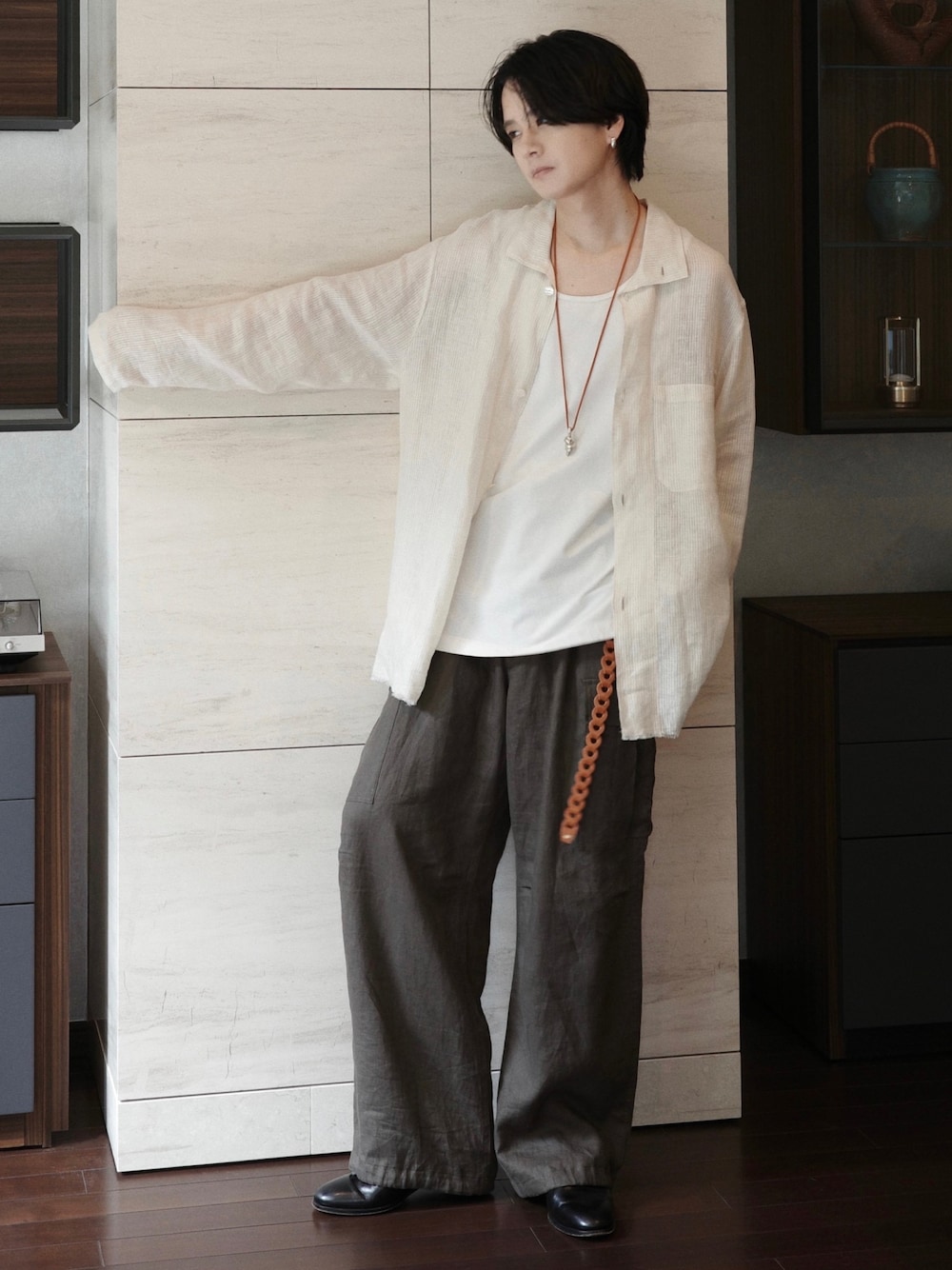 ホワイト系のシャツ/ブラウス、ホワイト系のタンクトップ、グリーン系のカーゴパンツを着用したメンズの夏コーディネートの1枚目の写真