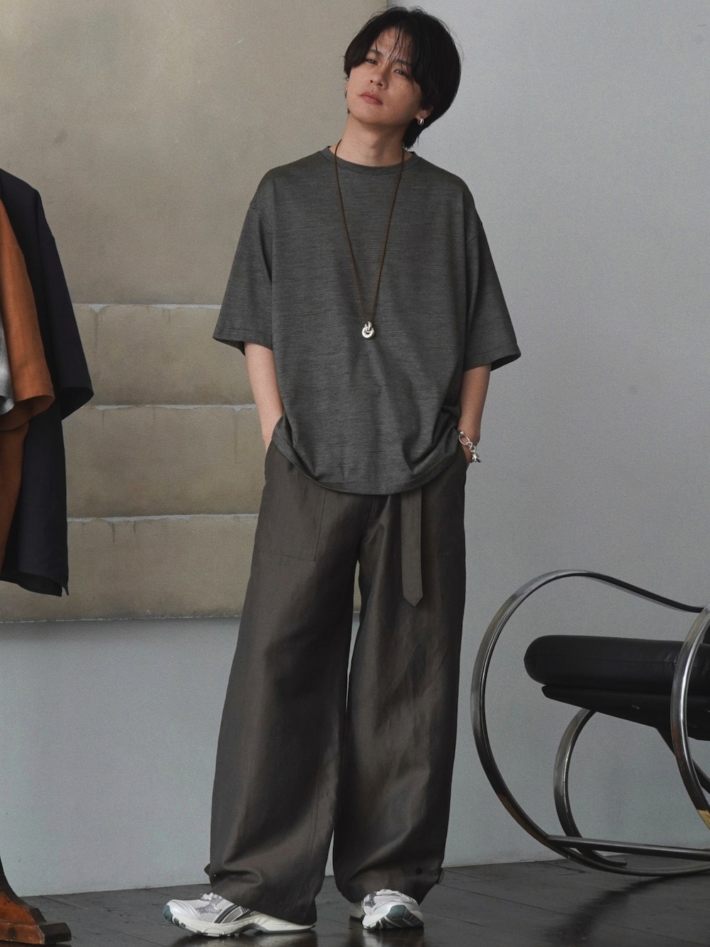 「休日コーデ、Tシャツ、ブラウン、スニーカー、大人コーデ、夏だ！Tシャツ着よう！、ジュエリー、ネックレス、ブレスレット、ピアス、夏コーデ、夏服、デートコーデ、お出かけコーデ、休日スタイル」｜「LIDNMのNZ MERINO WOOL TEE（Tシャツ/カットソー、イエロー系）」を使った、げんじさん（メンズ・175cm）の夏コーディネートの1枚目の写真
